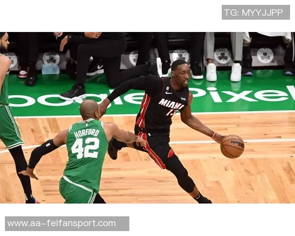 热火祝贺阿贾夺生涯第三冠阿德巴约与其合影庆祝