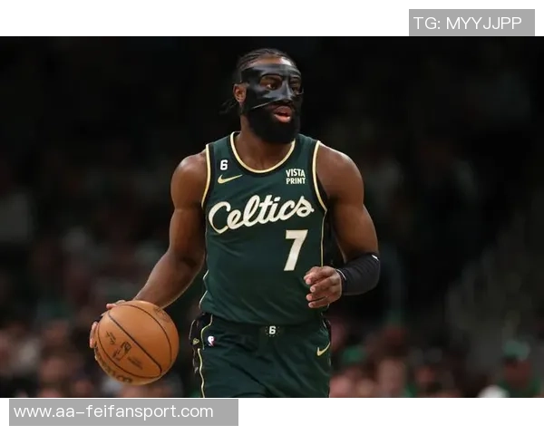 杰伦布朗上半场状态回暖8投4中贡献13分4篮板4助攻表现全面 杰伦布朗上半场状态回暖8投4中贡献13分4篮板4助攻表现全面