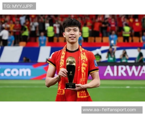 陶强龙兑现承诺赠球王钰栋期待下一届U23亚洲杯再创佳绩