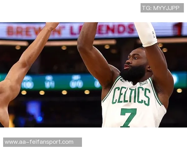 杰伦布朗半场状态低迷14投仅3中仅得7分6板3助失误2次表现不佳