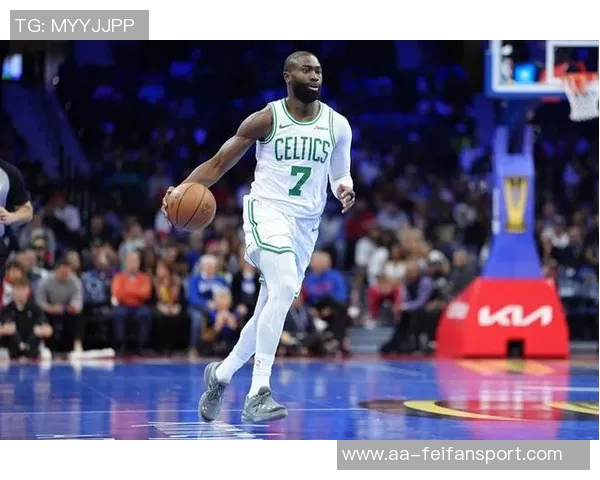 杰伦布朗半场表现平平12投仅4中贡献11分并抢下4个篮板