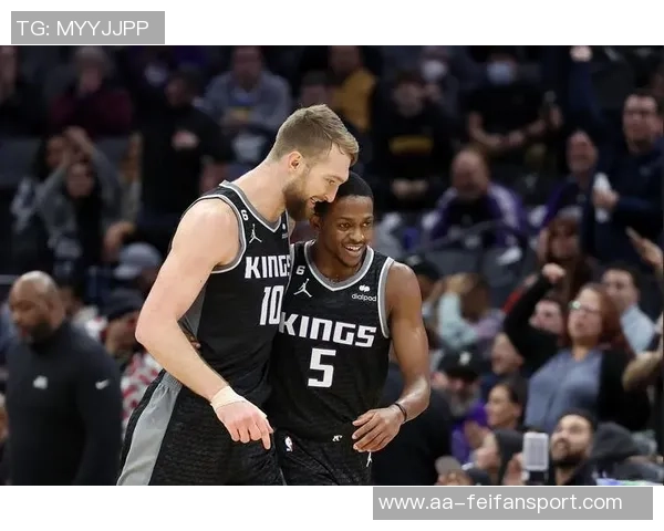 绿军记者惊叹湖勇对决中斯玛特与霍福德的奇妙对抗场景